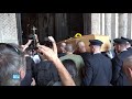 L'arrivo del feretro di Don Mazzi in Sant'Ambrogio: applausi e un girasole sulla bara