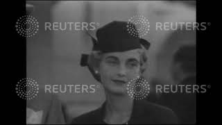 1937 USA: Barbara Hutton , Woolworth heiress and Beatrice Lillie arrive in New York