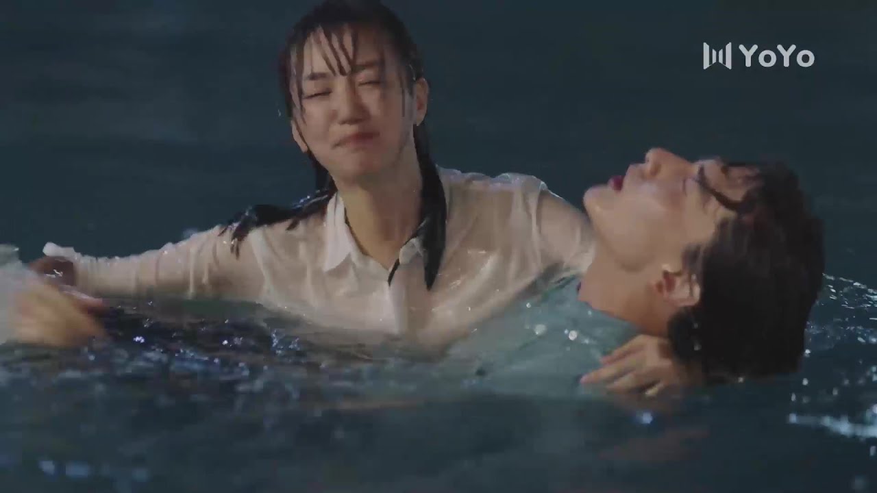 У тебя есть девушка? Она толкнула его в воду.