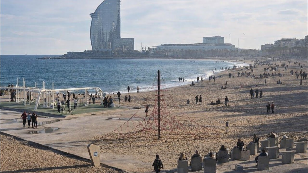 شاطئ برشلونة ا لحظة هدوء بين البحر والمدينة