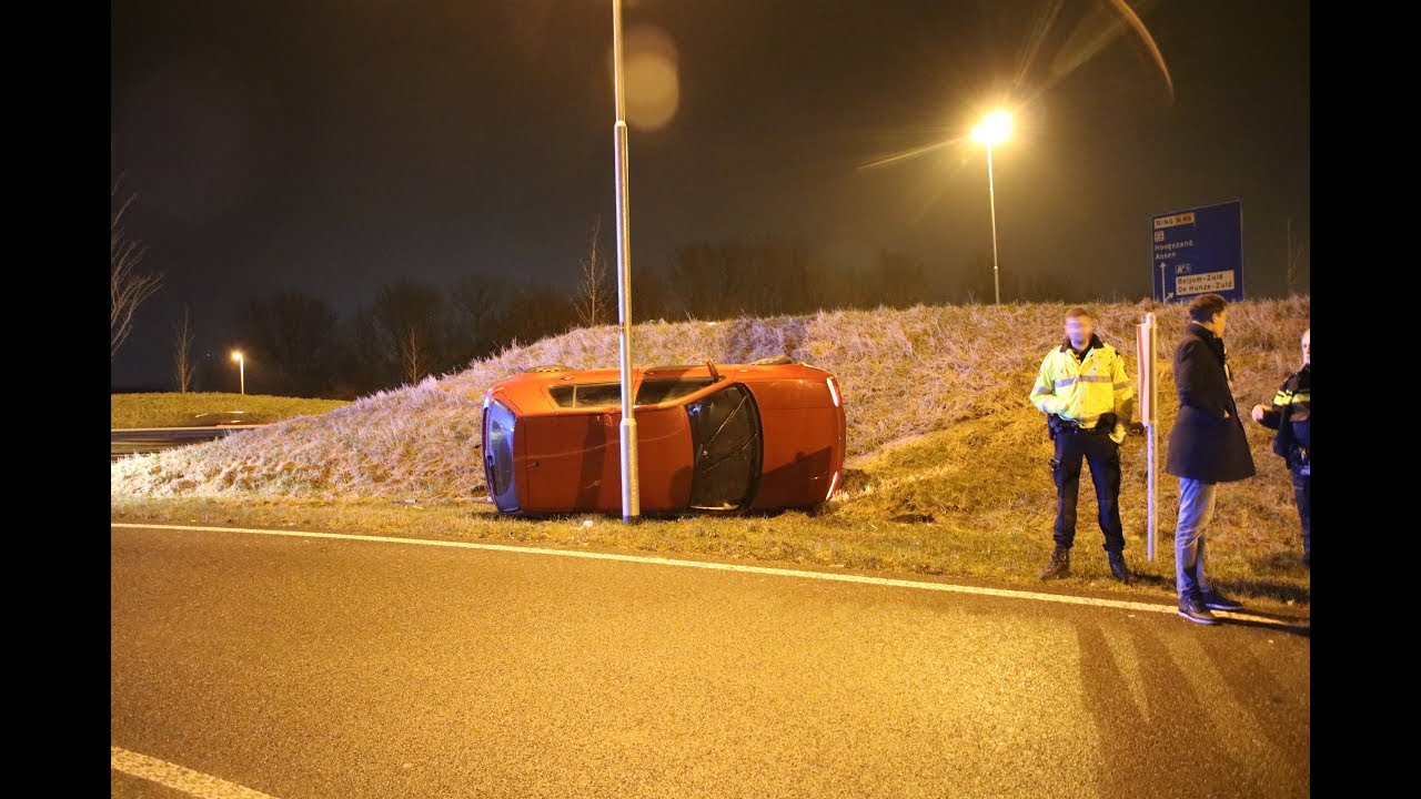 Auto kantelt op N46 bij Groningen