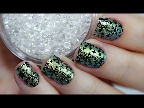 Новогодний маникюр со снежинками