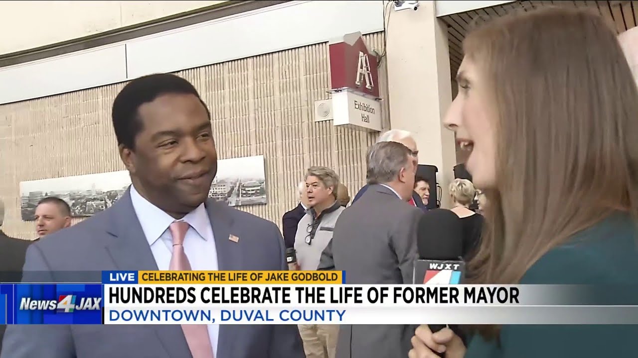 Hundreds gather to celebrate life of former mayor