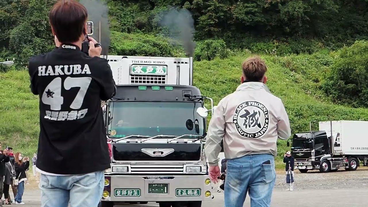 黒煙抜粋】安曇野急行2023デコトラ煙突マフラーもくもく - YouTube