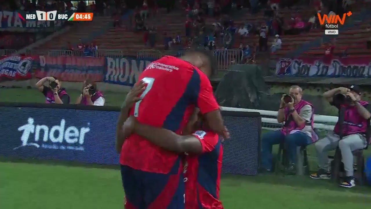 ⚽🔵🔴 ¡Gol poderoso! ¡Brayan León se levantó y con un frentazo impresionante le marcó a Bucaramanga!
