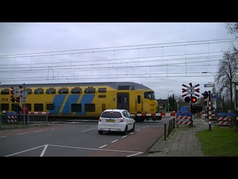 Spoorwegovergang Wierden // Dutch railroad crossing