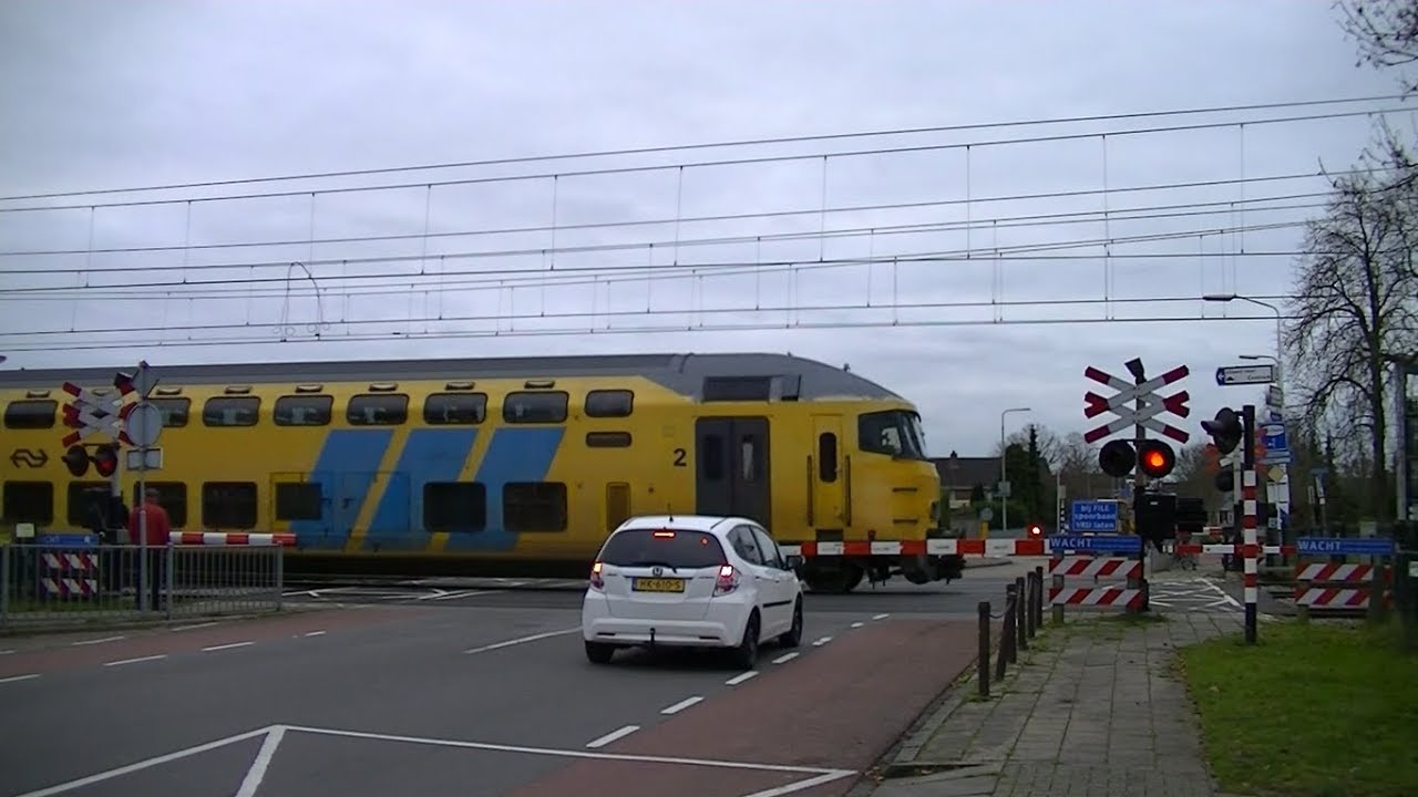 Spoorwegovergang Wierden // Dutch railroad crossing