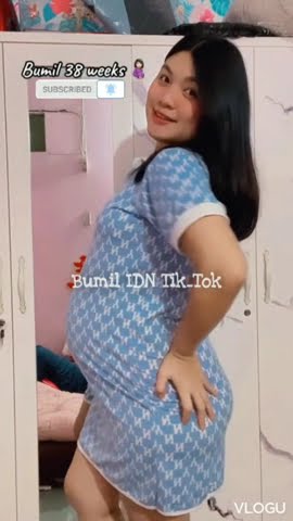 Bumil Nia Ngelus Perut Di Kamar