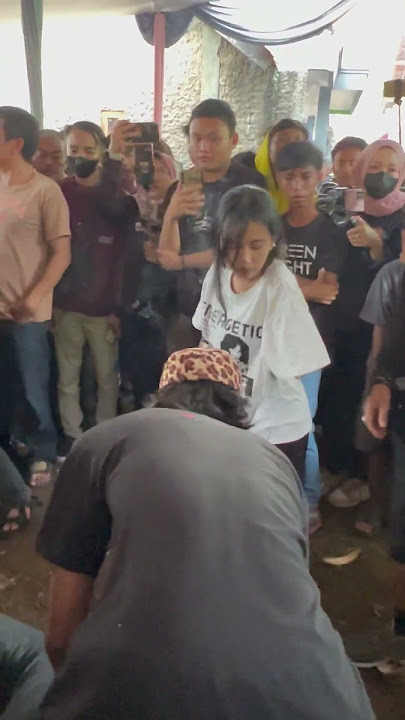 wanita cantik berkaos putih kesurupan-seni reak putra manglayang