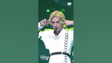 felix reaction when he realizes he’s blocking hyunjin