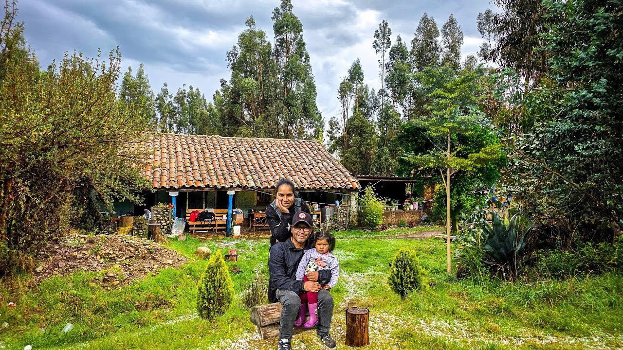 Esta familia VIVE SÓLO en un bosque lejos de la civilización solo tallando madera 