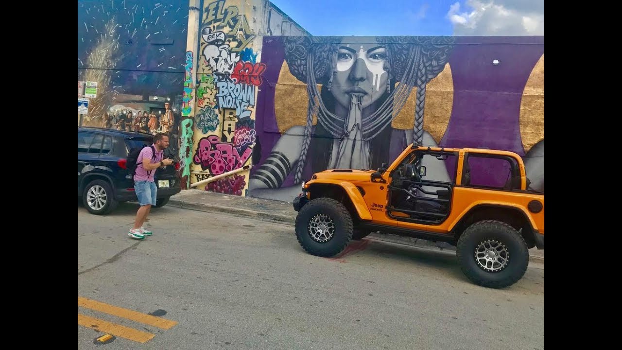 Un recorrido nocturno por el barrio de Wynwood iluminados por el Jeep Nacho