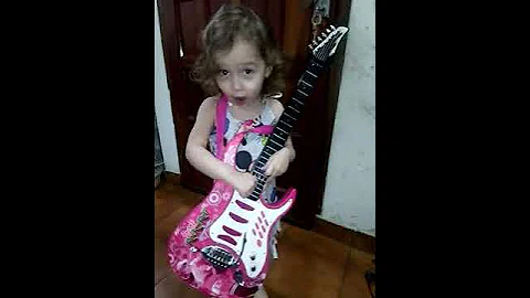 M beb queriendo cantar y toca Rock & Roll