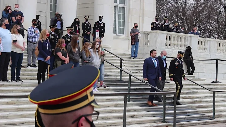 Medal of Honor recipients lay wreath at Tomb of th...