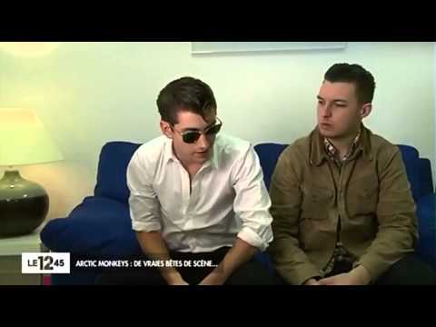 Alex Turner et Matt Helders dans le 12/45 de M6 le 16/09/2013