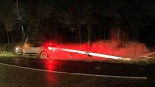Este conductor quiso sobrepasar a un tesla...gran error