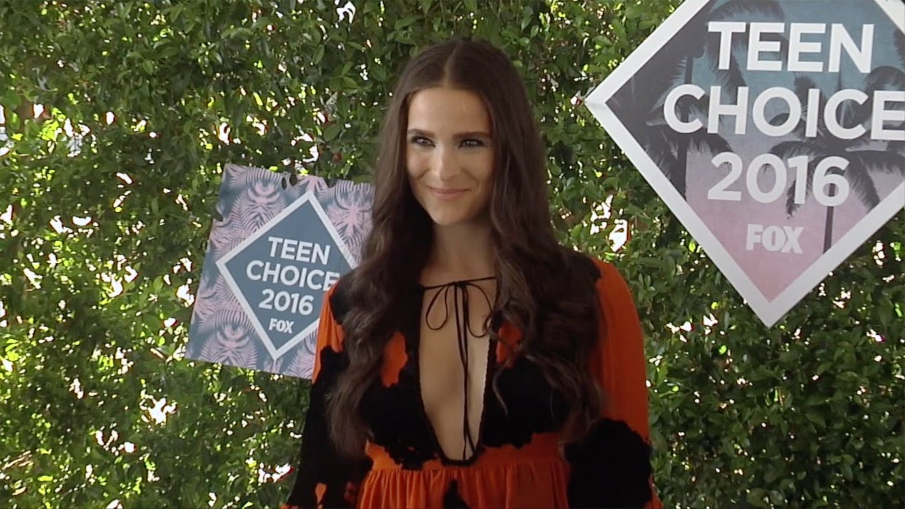 Gianna Simone Teen Choice Awards 2016 Green Carpet
