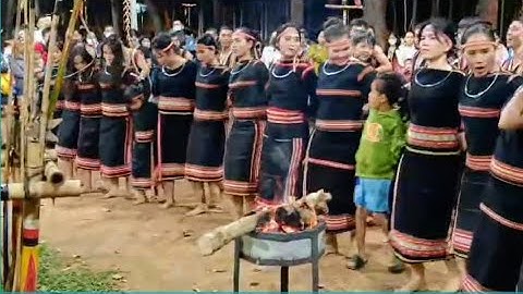 Bài Chiêng lời chào đoàn kết  Màn mở đầu thật ấn tượng của các nghệ nhân đến từ làng chuệt, xã chư Á