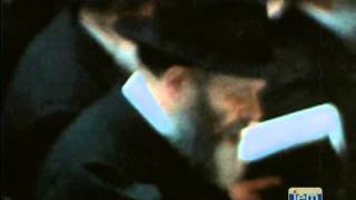 הרבי עומד חזן ביום השנה ה-15 של הרבי הריי"צ