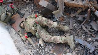 Чеченские бойцы "Быстрый" и Резван вытаскивают из-под огня тяжелораненого резервиста.