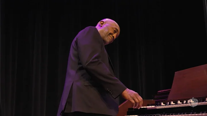 Bobby Floyd performs "Amazing Grace" at the 2021 C...