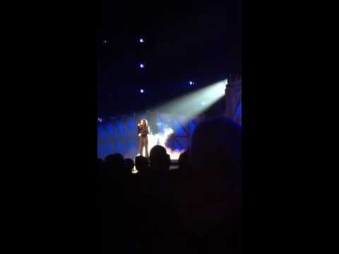 Sara Evans Singing "Stronger" at CMAs