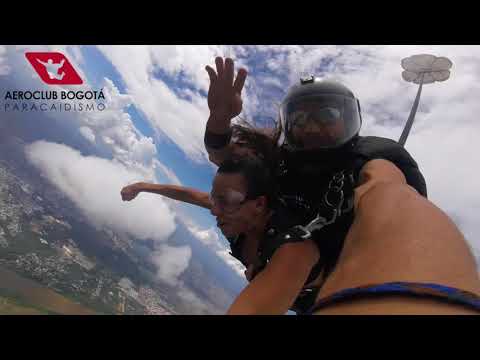 Vanessa Simonelli disfrutando el paracaidismo con Aeroclub Bogotá