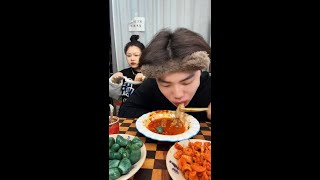 🔴 LIVE: Sibling Feast &amp; Chill Talk 🍜 Gentle ASMR Eating Sounds | Relaxed Chinese Mukbang Vibes