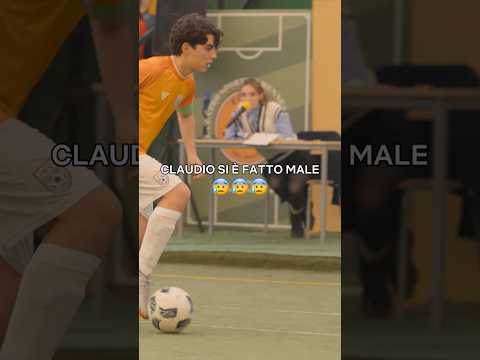 CLAUDIO ร CADUTO IN CAMPO ๐ฐ๐ข RIV4LI | Netflix DOPOSCUOLA