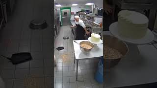 Piglet’s Sprinkle Chaos! Chef’s Cake Disaster Caught on Camera 😂🐷