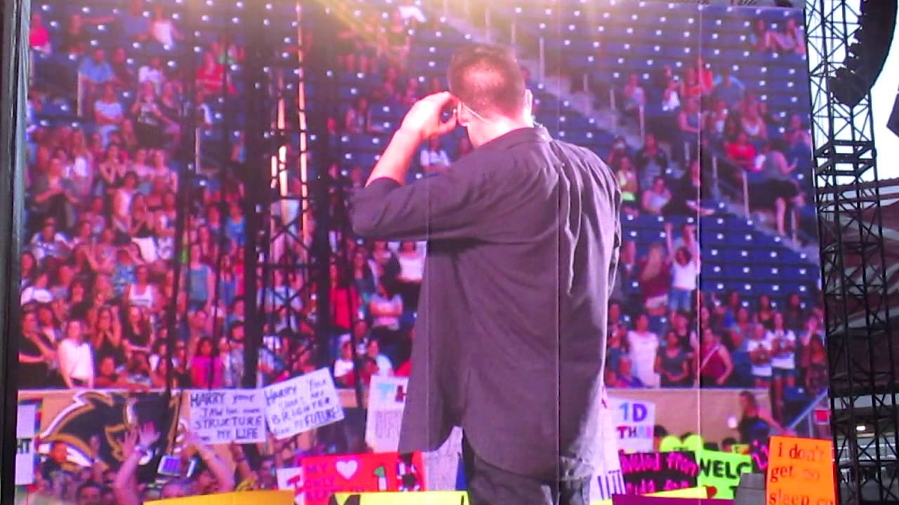 Liam reading signs  - OTRA Winnipeg [My first real crush was Louis Tomlinson]