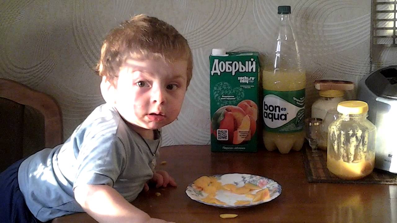 Мальчик моет фары