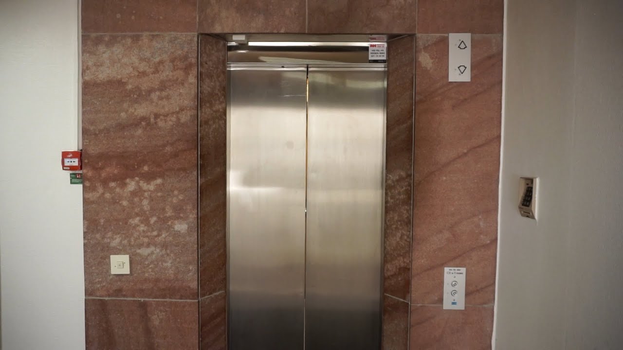 Epic Motor! Amazing original 1984 KONE traction elevator @ Norra Källgatan 17, Västerås, Sweden