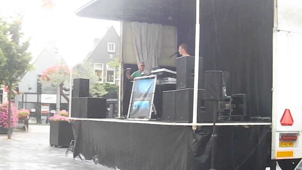 die TWA 'Moaiste tiid fan it jier' in de regen te HEERENVEEN - YouTube
