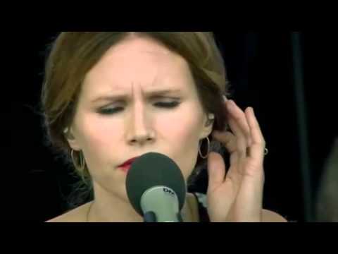 Nina Persson & Kungliga Filharmonikerna - Famous Blue Raincoat (DN