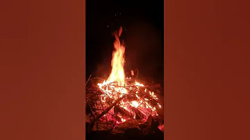 صوت النار وفرقعة الحطب 