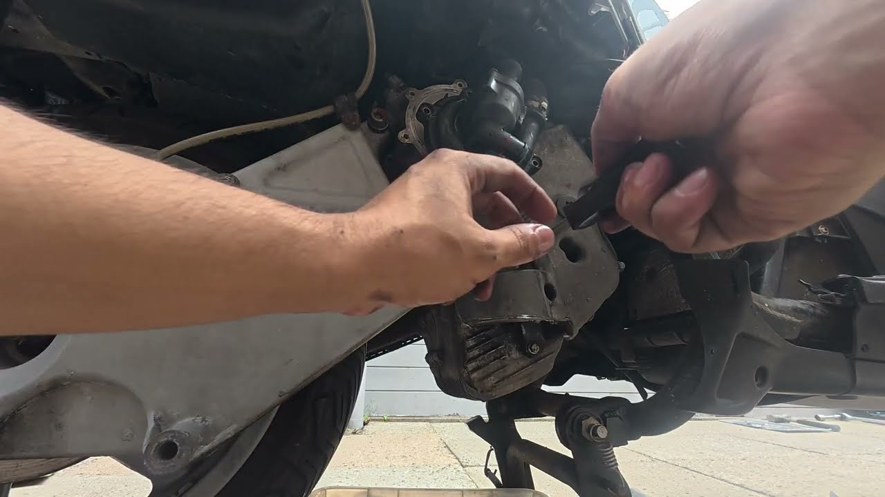 Aprilia Atlantic 500 '03 Waterpump Revision (Piaggio Master 500 Engine)