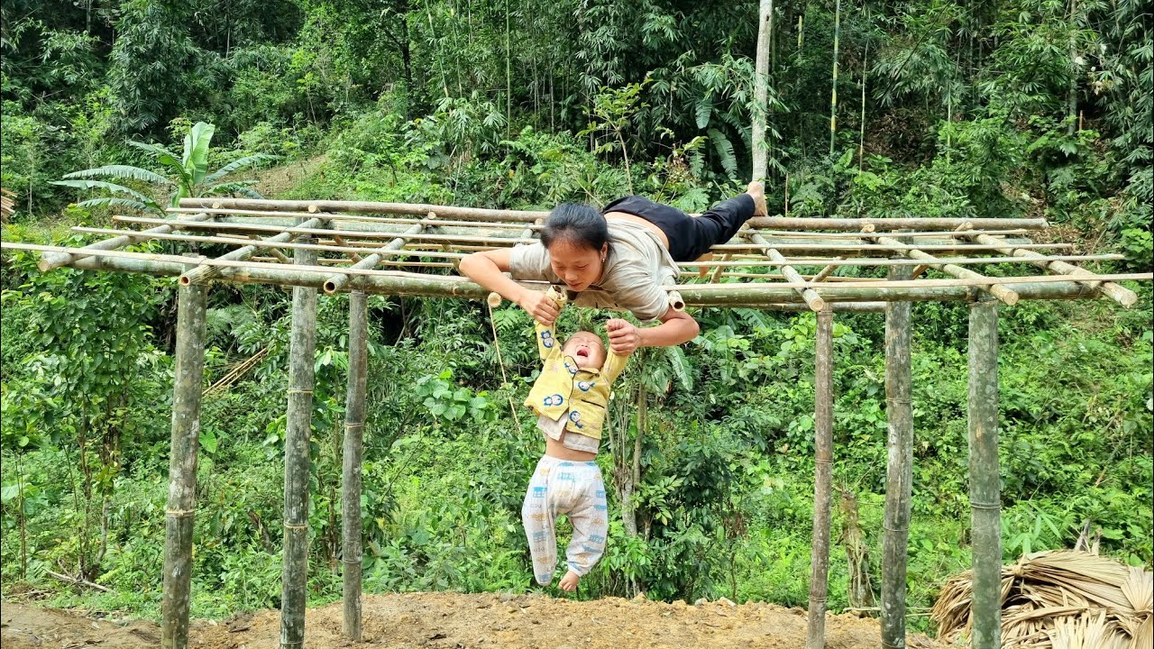 Single mother: picking bamboo shoots to sell - building a bamboo kitchen