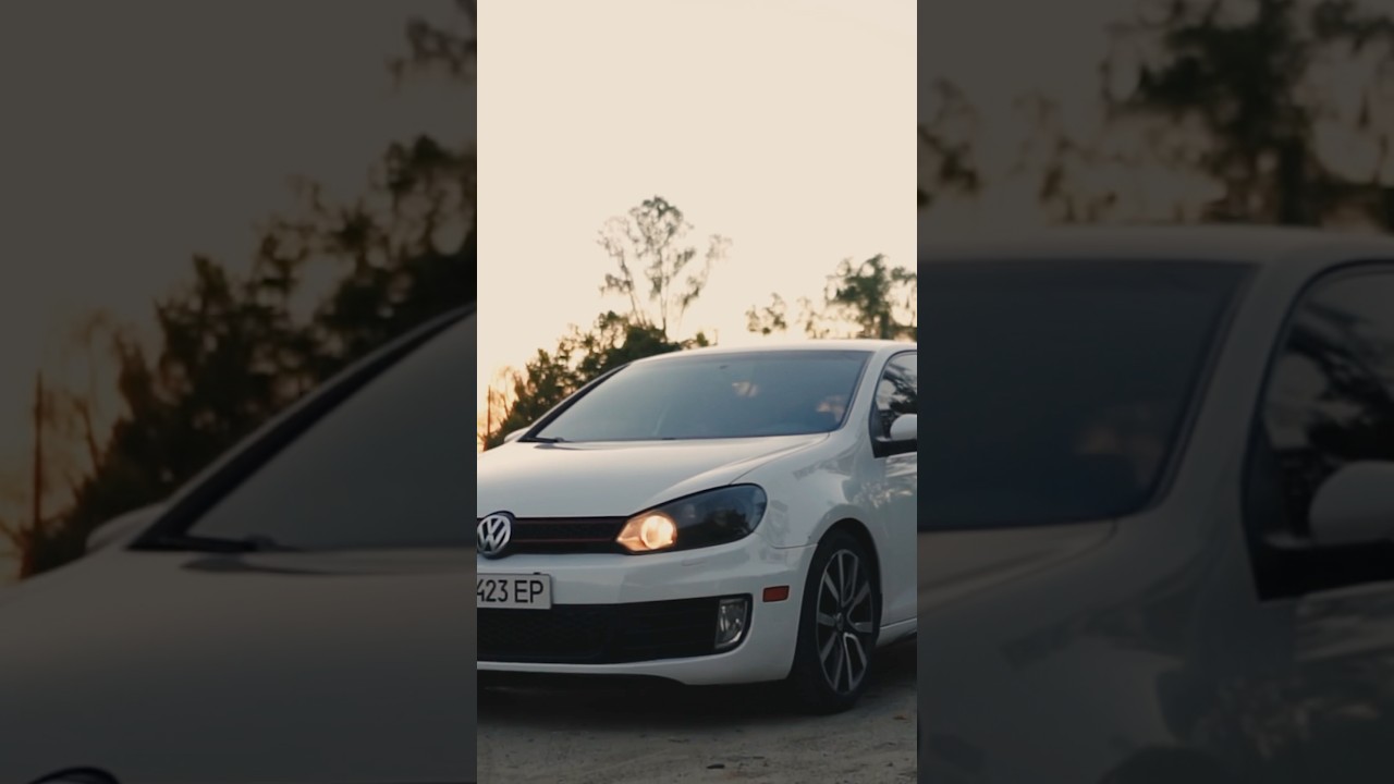 Этот белый Golf GTI гоняет по улицам города с громким выхлопом💨