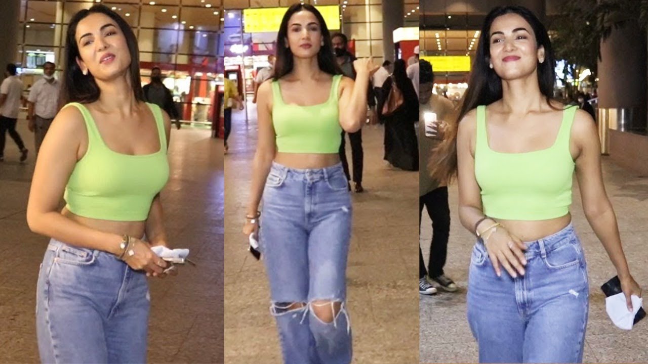 Sonal Chauhan Looks Gorgeous in Her Green Crop & Ripped Jeans 