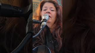 Sound of Silence - Simon and Garfunkel (Cover) von Sängerin Yvonne Brugger mit Gitarre Vorarlberg