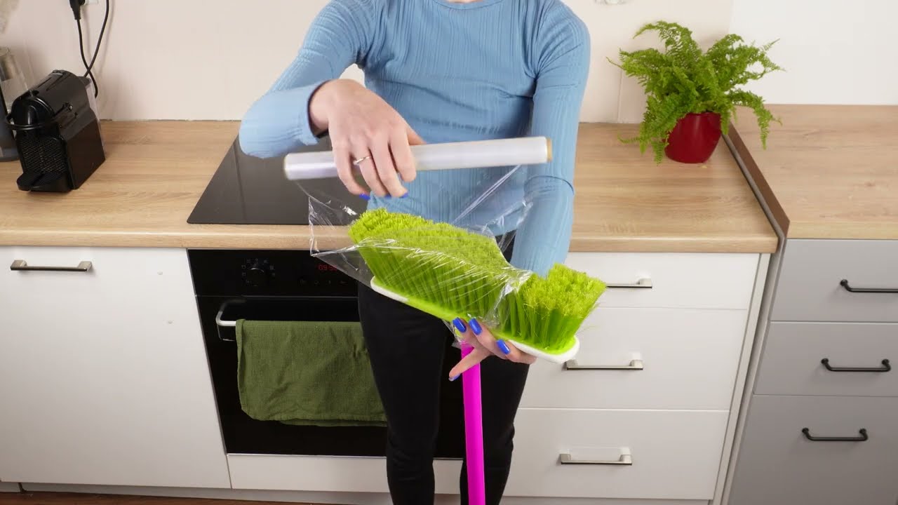 Оберните метлу пищевой пленкой! Этот лайфхак изменит вашу жизнь!