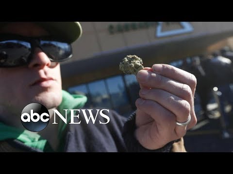 Hundreds line up early in Canada to get rid of marijuana legally thumbnail