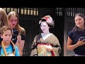 人生初!外国人観光客が美しい舞妓さんに生まれて初めて出会って、歓喜の笑顔!京都祇園 | 最高の日本旅行を満喫 | 海外の反応