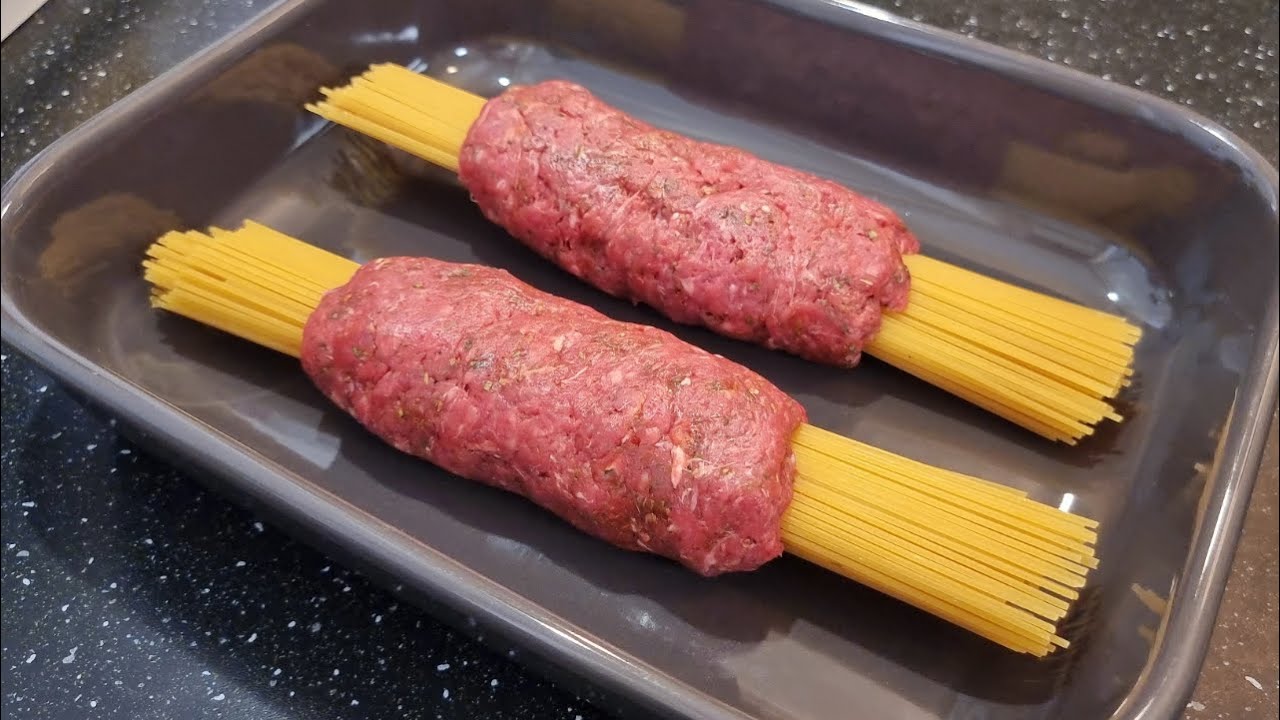 Spaghetti with minced meat and throw in oven for 30 minutes ! Spaghetti