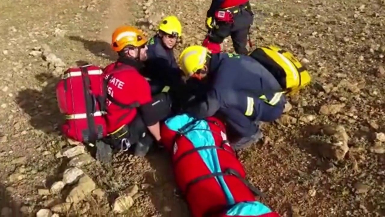 Los bomberos rescatan a una mujer herida en Femés evacuada en ...