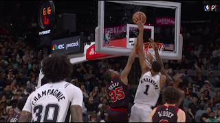 Victor Wembanyama lefty poster dunk over two Bulls defenders off a tough layup prior