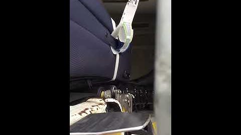 how do they load the passenger baggage on a airplane? ✈️ #trending #asmr #trendingshorts