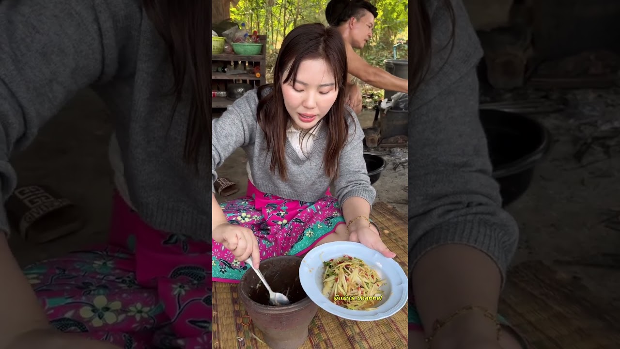 ลาบหมูน้ำตกกินกับส้มตำ บรรยากาศบ้านๆ