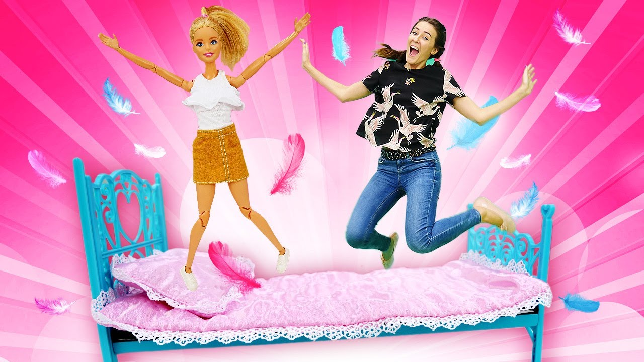 Barbie monta muebles de casa. Juegos con Barbie. Vídeos de Barbie en español. - YouTube